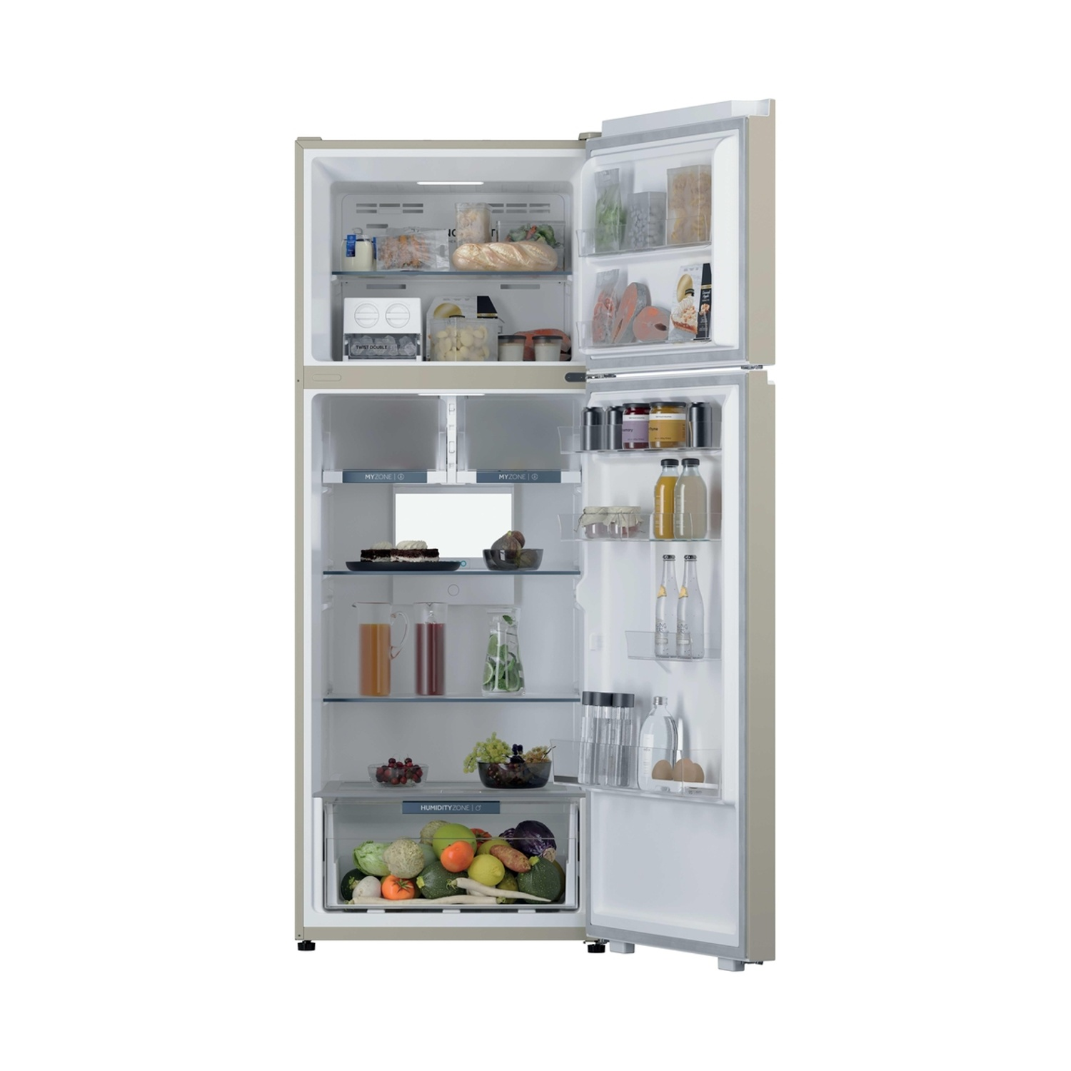 Frigorifero beige aperto pieno di cibo: frutta, verdura, bevande e prodotti confezionati. Le porte sono aperte.