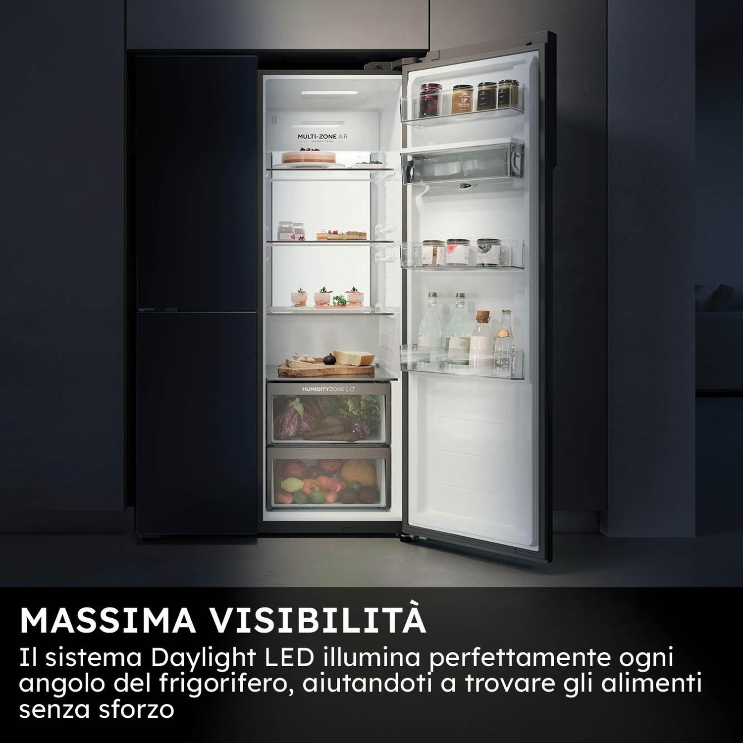 Frigorifero aperto con cibo all'interno. Esterno blu scuro. Ripiani con vasetti, frutta e verdura. Illuminazione interna brillante.