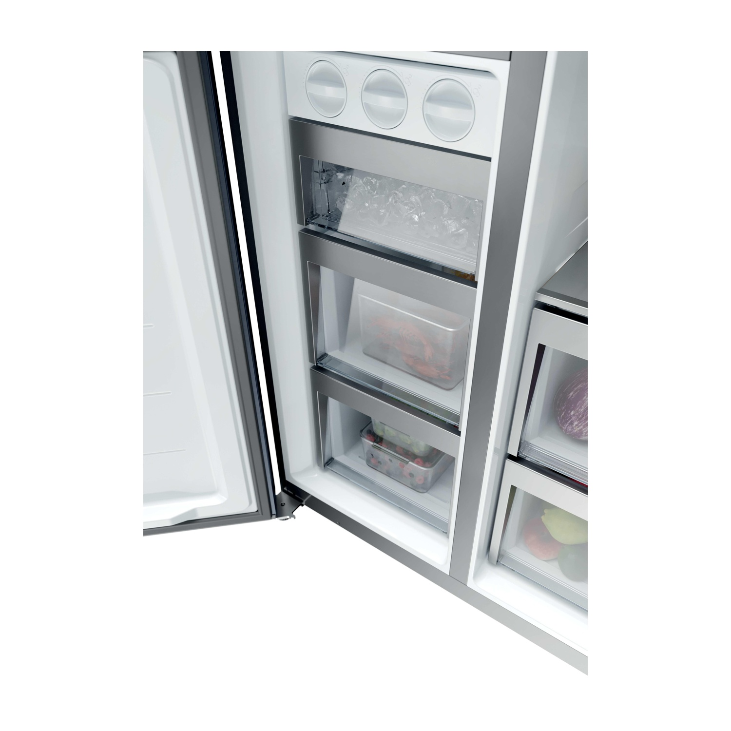 Frigorifero aperto con cassetti. Ghiaccio, carne e verdure sono conservati all'interno. Interno bianco e cornice metallica visibili.