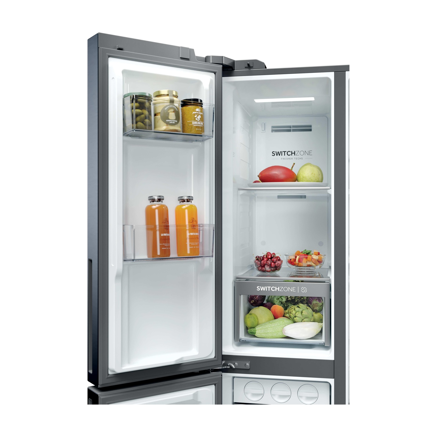 Frigorifero aperto con barattoli, bottiglie di succo, frutta e verdura. Caratteristiche della tecnologia SwitchZone. La porta è socchiusa.