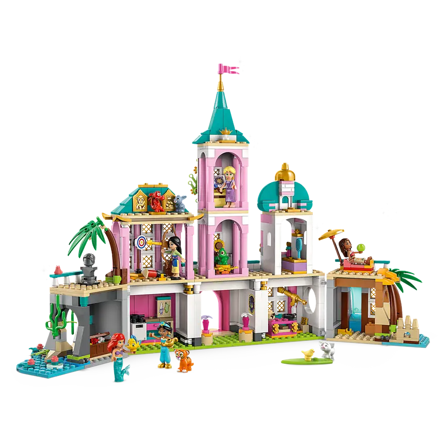 Een Lego kasteel met prinsessenfiguren. Het heeft een toren, palmbomen en verschillende kamers. Sommige figuren ontspannen of spelen.