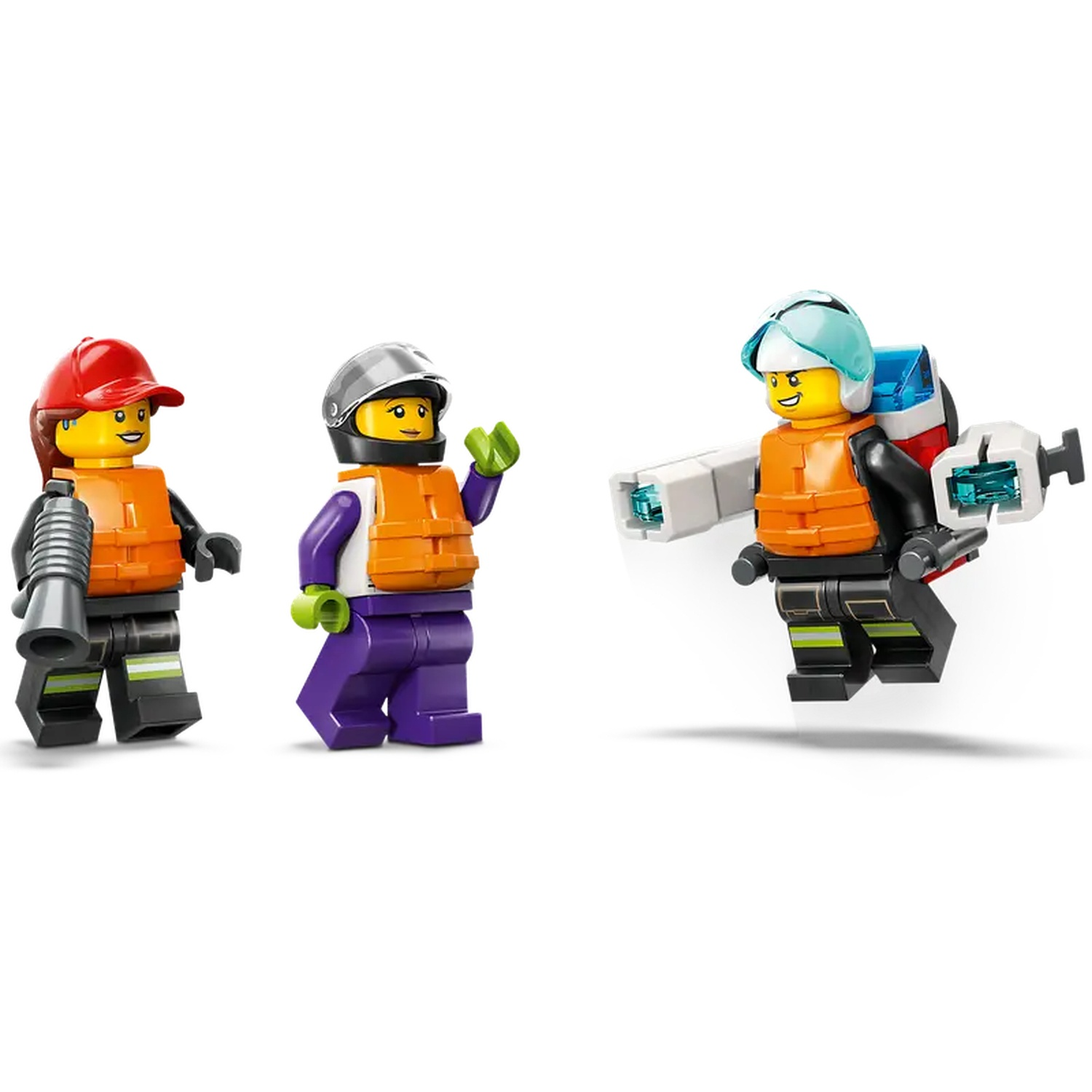 Trois figurines Lego : une avec une casquette rouge, une en violet et une volant avec un jetpack. Tous portent des gilets orange.