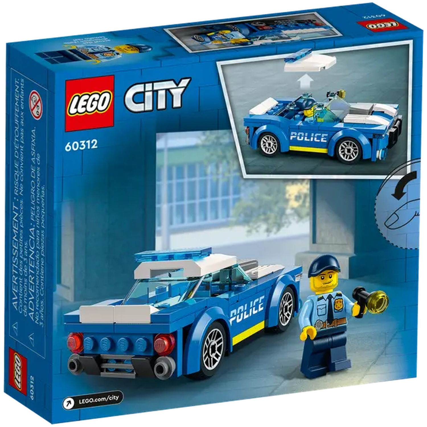 Een Lego-doos toont een blauwe politieauto en een Lego-agent. De doos heeft tekst in meerdere talen.
