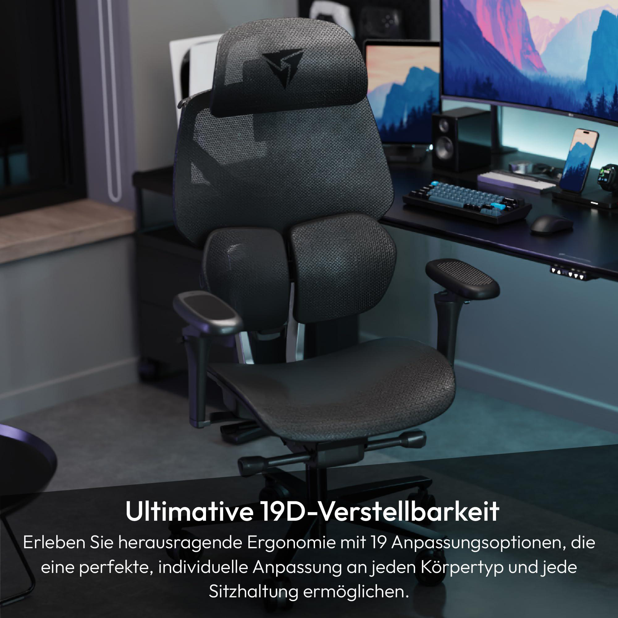 Ein schwarzer ergonomischer Bürostuhl mit Kopf- und Armlehnen steht in einem Raum mit Schreibtisch, Monitor und Tastatur.