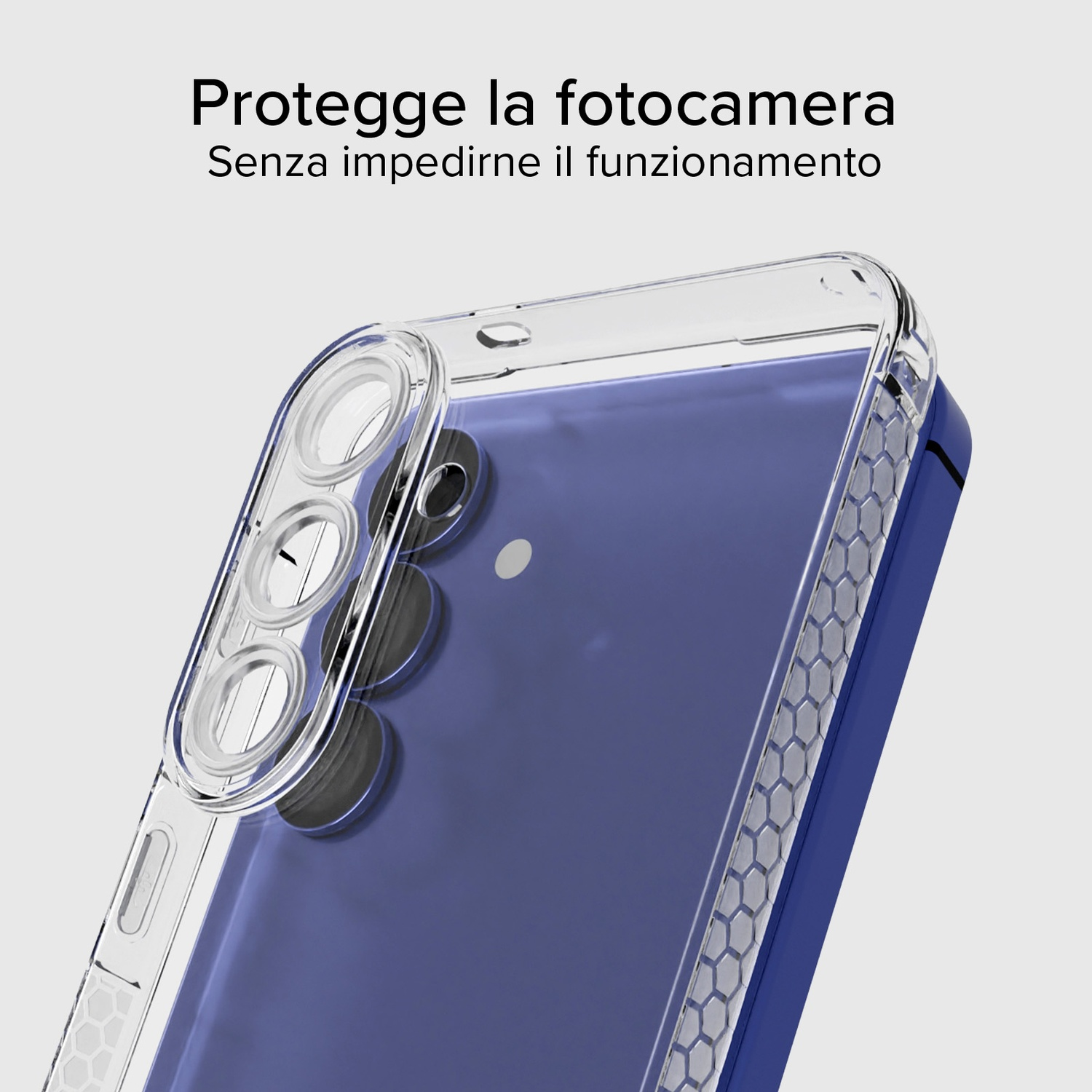 Een doorzichtige telefoonhoes met camerabeschermer ligt op een blauwe telefoon. De achtergrond is lichtgrijs, met tekst bovenaan.