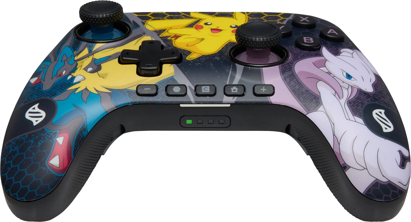 Ein Spielcontroller im Pokemon-Stil. Es zeigt Pikachu, Lucario und Mewtwo. Knöpfe und Joysticks sind sichtbar.