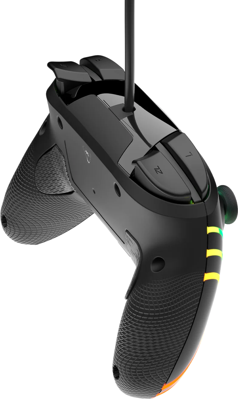 Schwarzer Gaming-Controller mit strukturierten Griffen und Tasten, einem grünen Licht und einem schwarzen Kabel. Tasten mit 'ZL' und 'L' sichtbar.