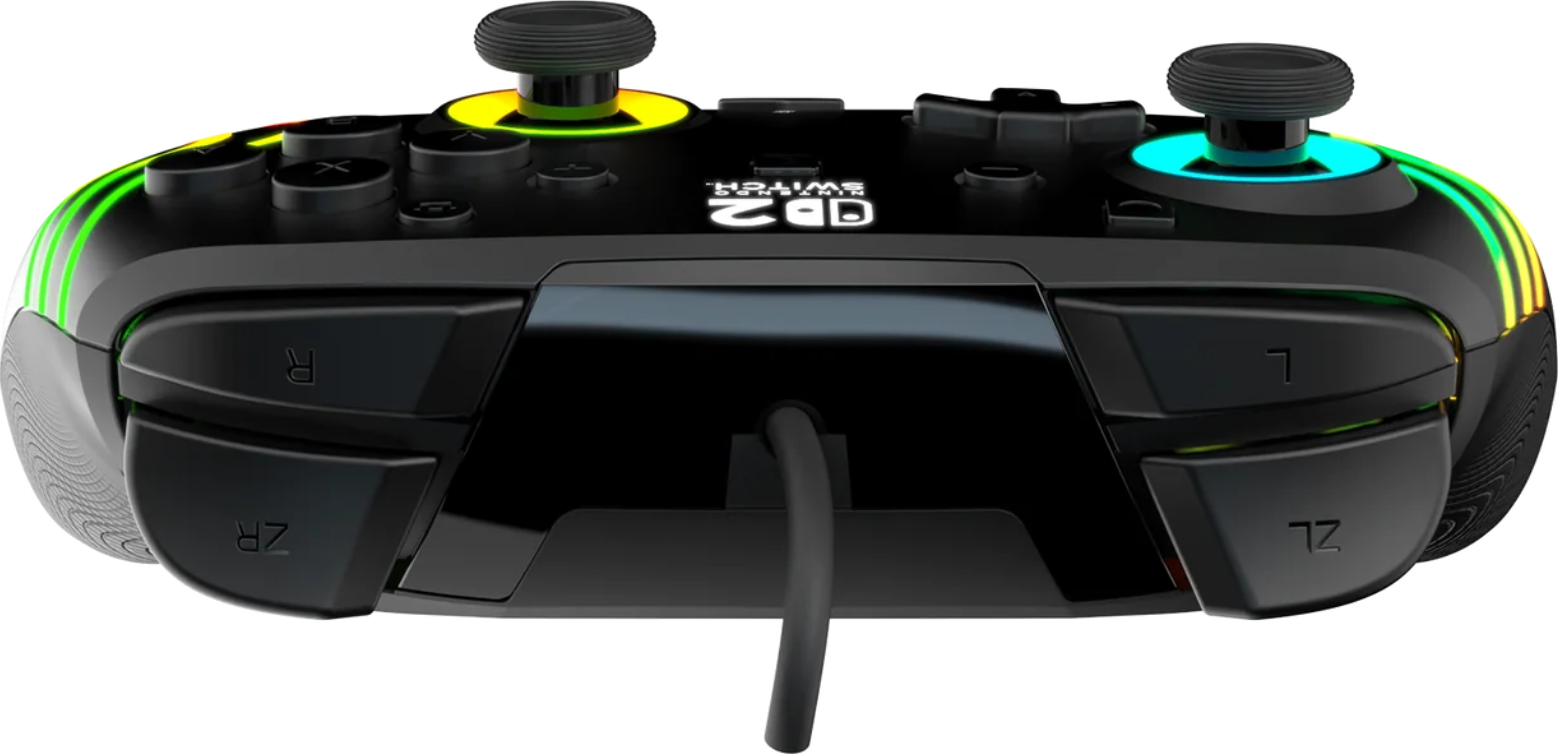 Schwarzer Nintendo Switch Controller. Mit Knöpfen, Joysticks und Schultertasten. Der Controller hat farbige Seitenlichter und ein Kabel.