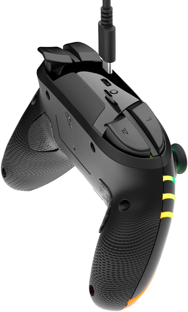 Schwarzer Gaming-Controller mit USB-C-Kabel. Er hat verschiedene Tasten und Griffe, mit einem farbenfrohen Lichtstreifen.