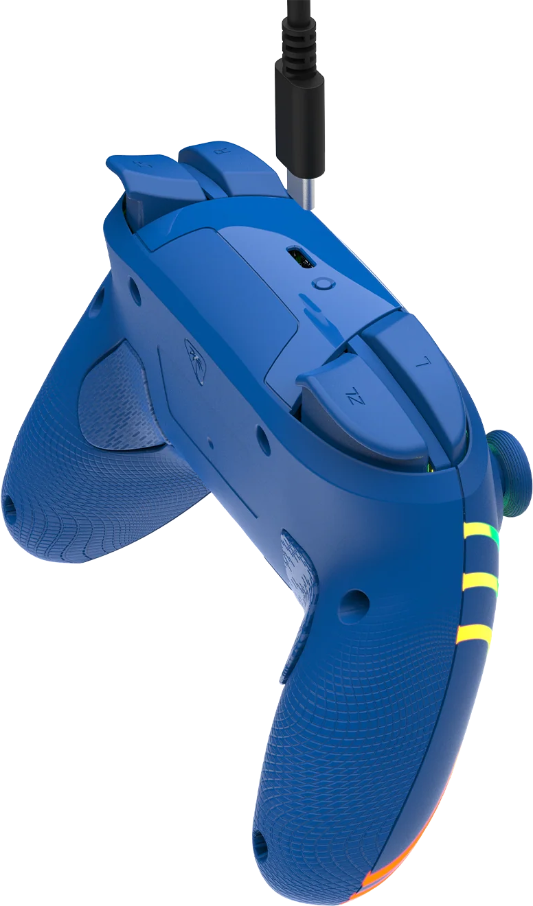 Controller di gioco blu con cavo nero. Pulsanti, grilletti e spie visibili. Isolato su sfondo nero.