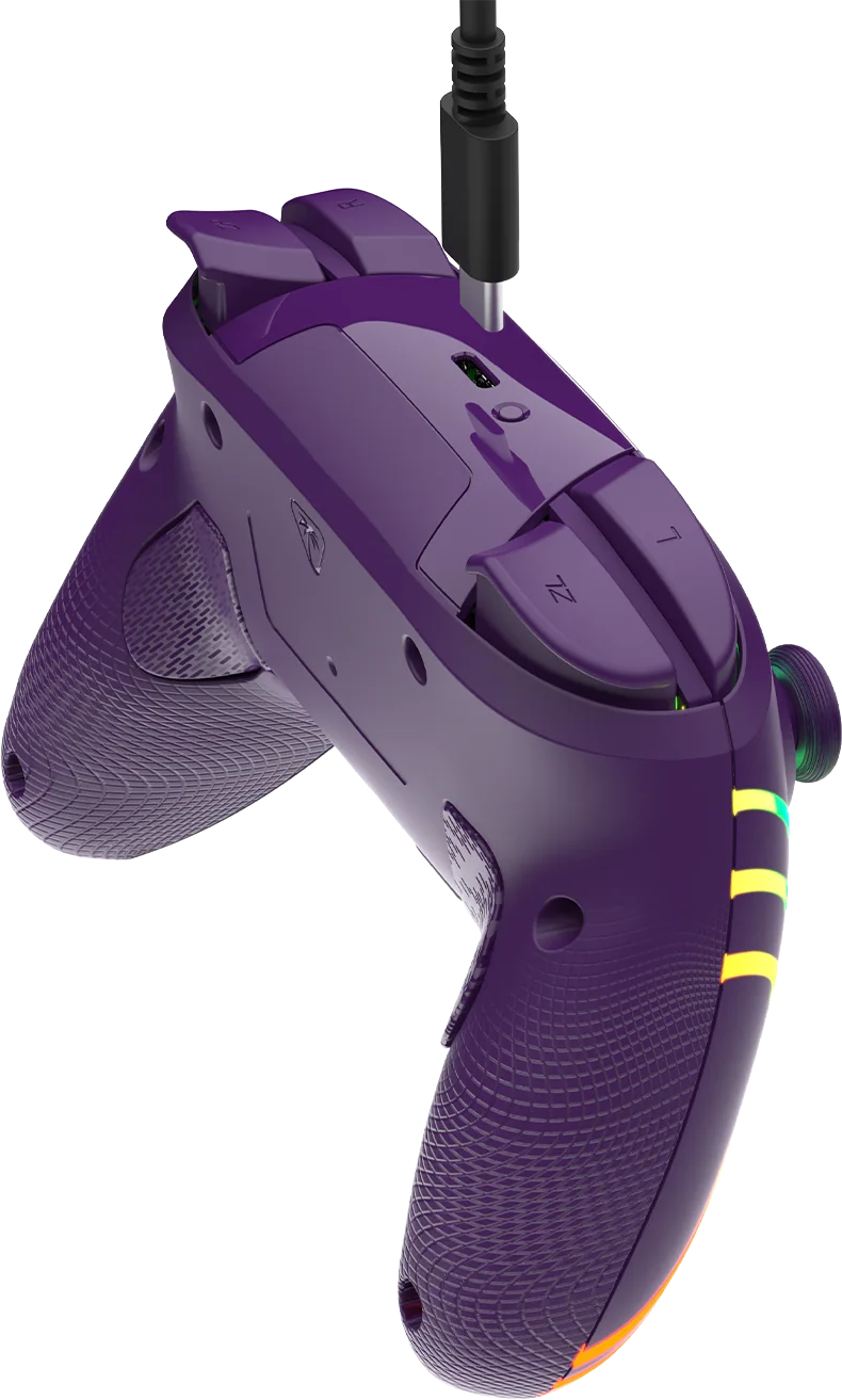 Ein lila Gamecontroller mit einem schwarzen Ladekabel. Der Controller hat Knöpfe und Lichter. Der Hintergrund ist schwarz.