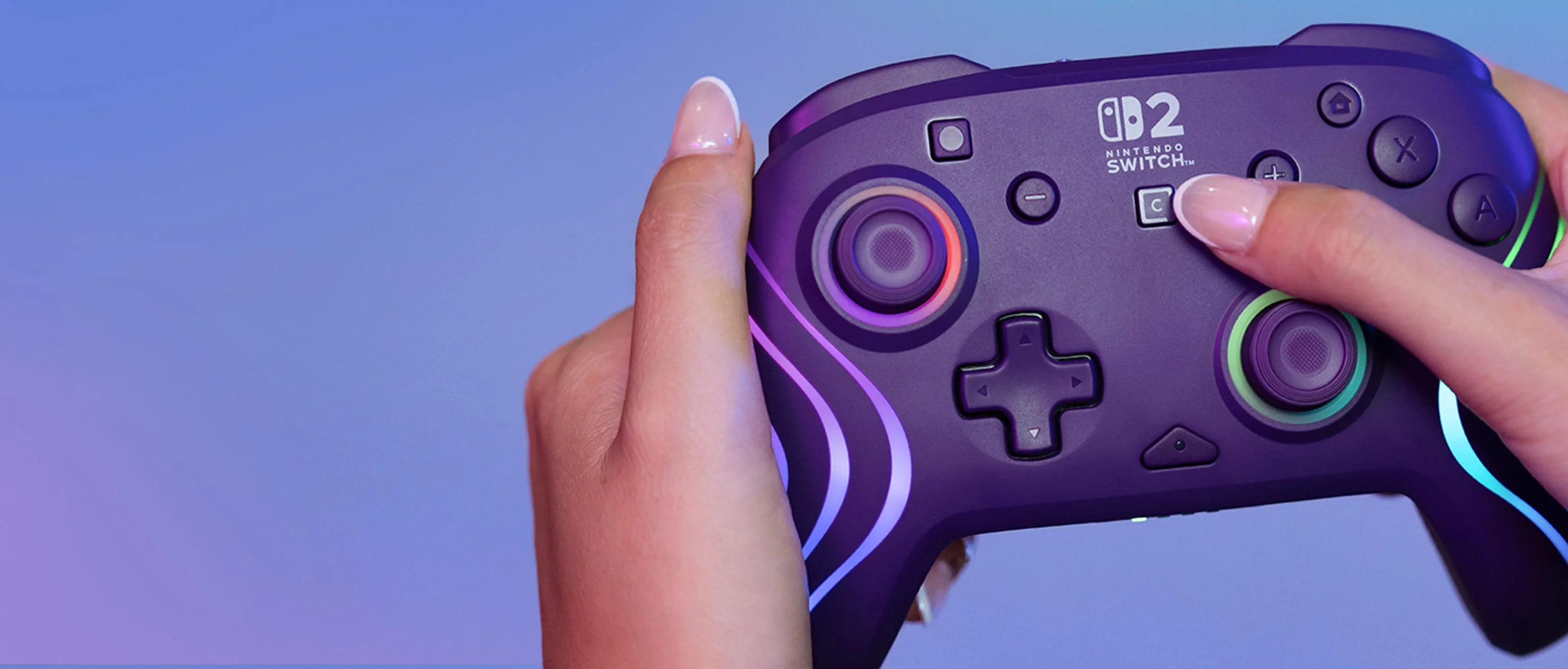 Hände halten einen violetten Nintendo Switch Controller. Nägel sind lackiert. Der Hintergrund ist ein Gradient aus Blau und Lila.