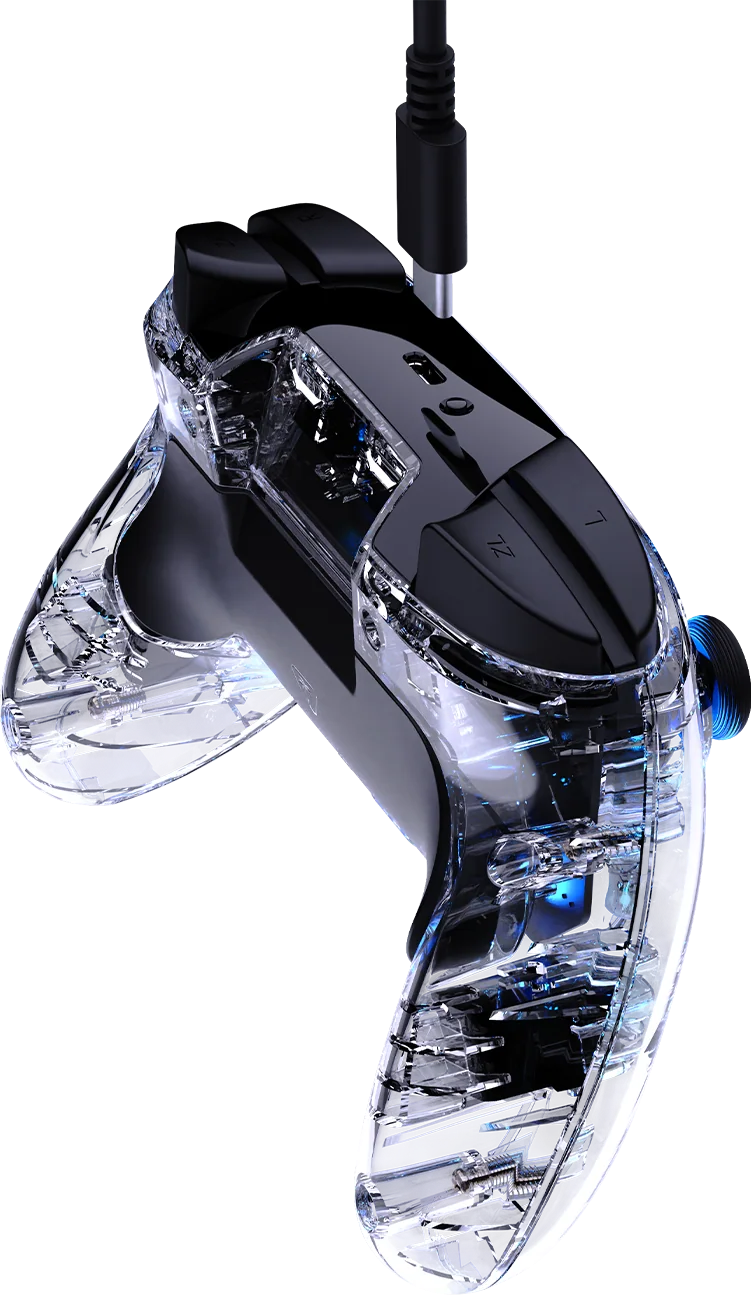 Ein durchsichtiger Gaming-Controller mit schwarzer Oberseite und einem eingesteckten schwarzen Kabel. Der Controller hat blaue Lichter.