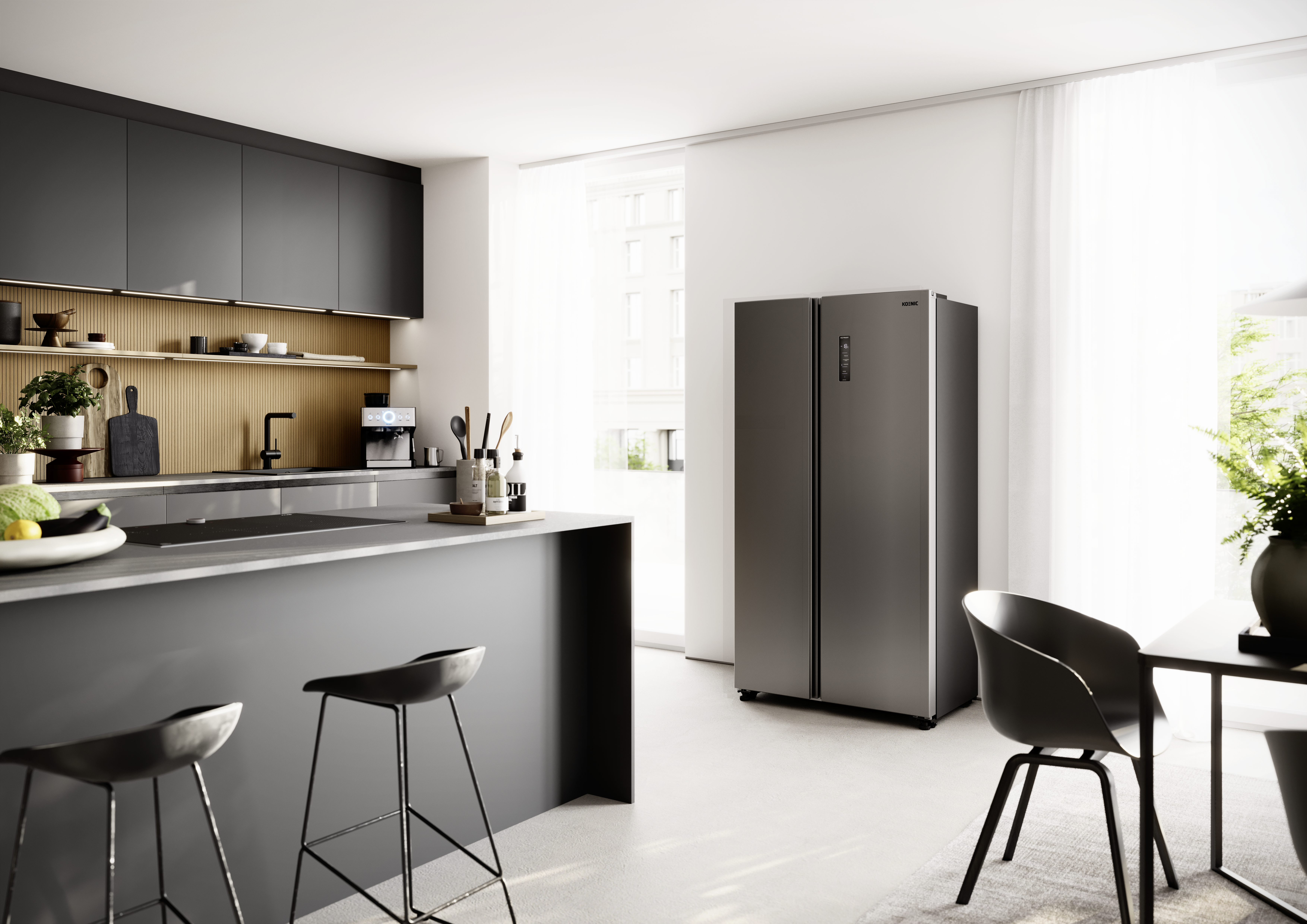 Moderne Küche mit grauen Schränken, Insel, Hockern und einem Kühlschrank. Pflanzen, Kaffeemaschine und Fenster sind ebenfalls sichtbar.