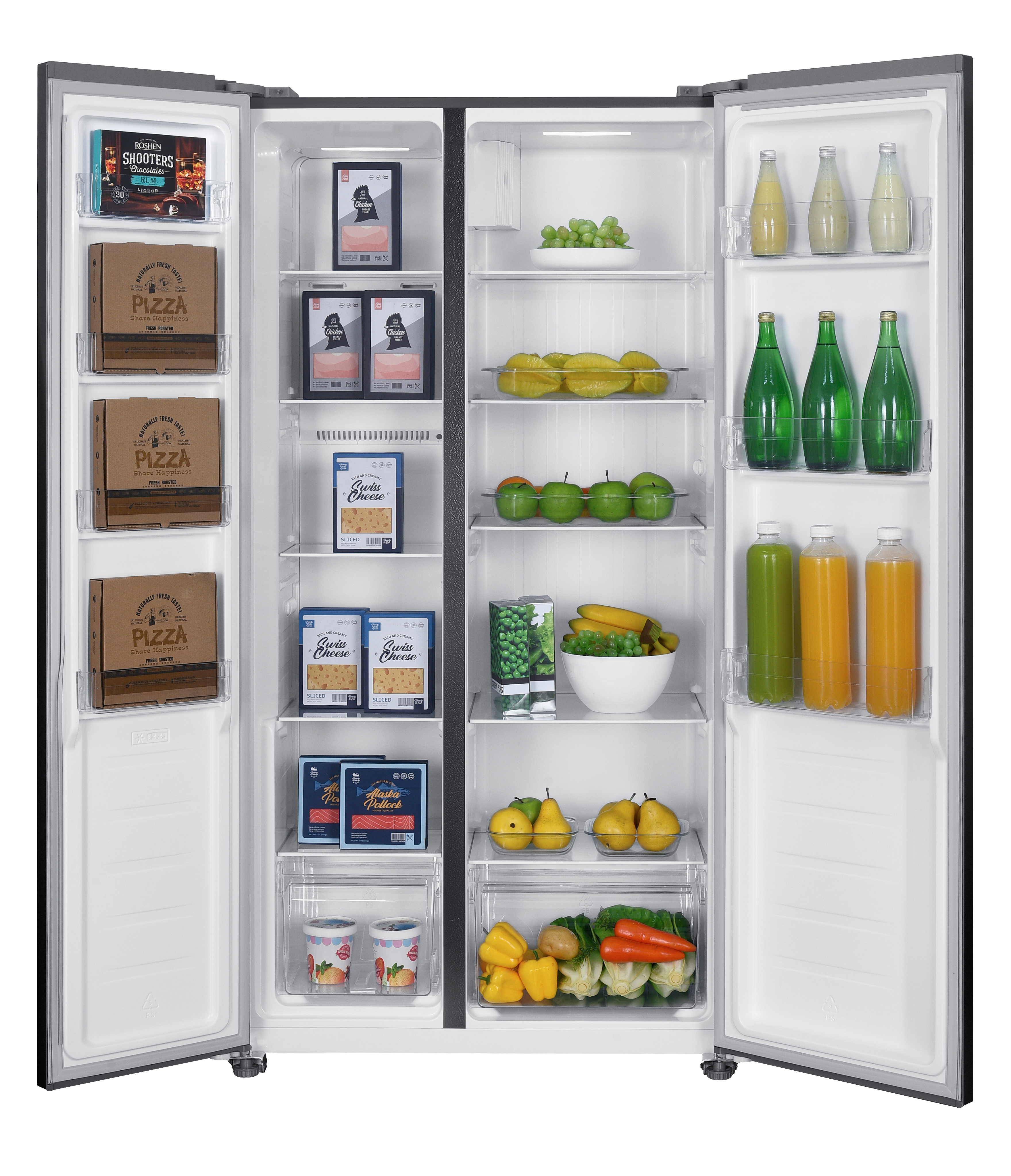 Offener Kühlschrank, gefüllt mit Pizza, Käse, Obst, Gemüse, Saftflaschen und Getränken.