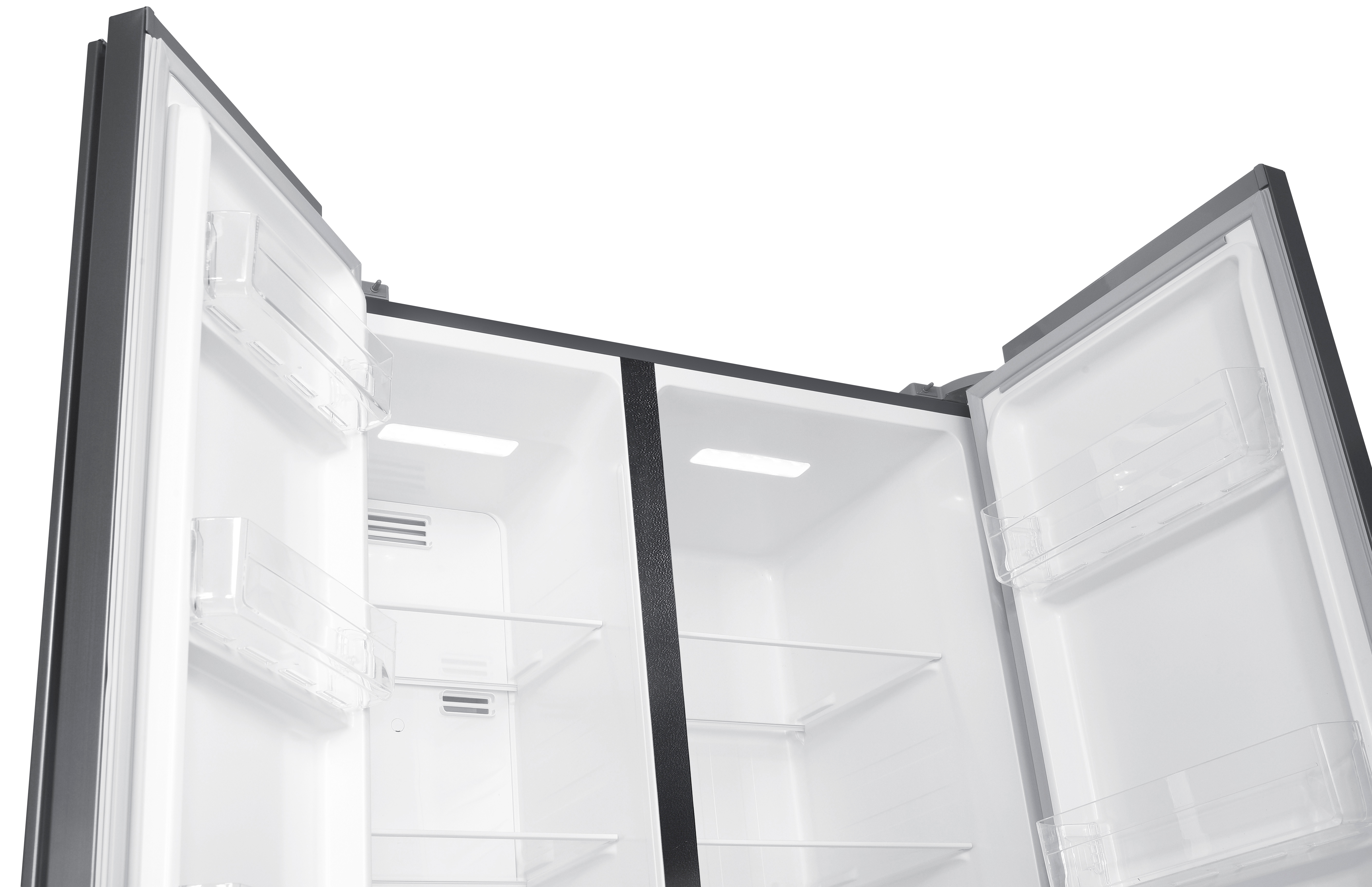 Offener Kühlschrank mit geöffneten Türen. Innenraum zeigt Regale, Lichter und transparente Aufbewahrungsboxen.
