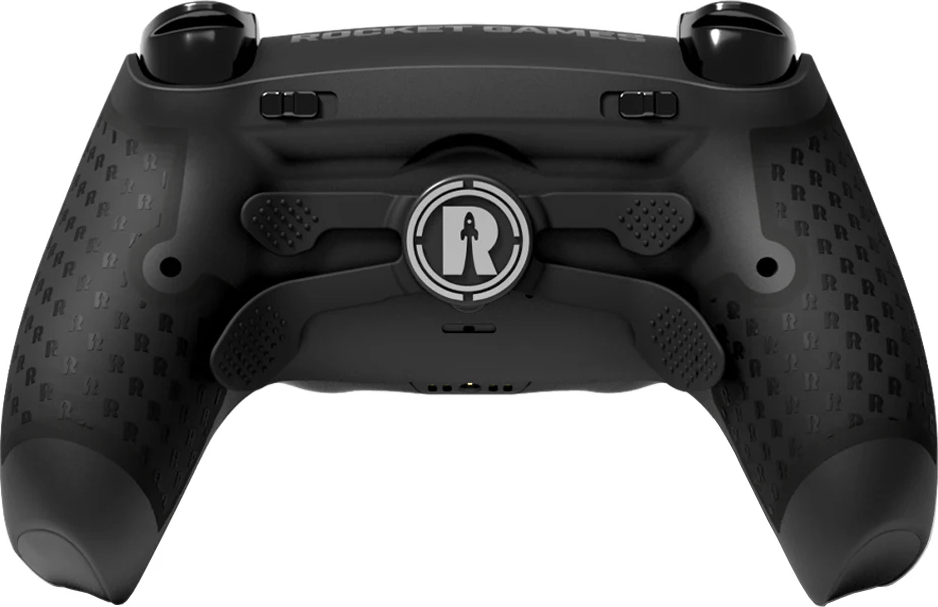 Controller nero Rocket Games. Caratteristiche: pulsanti, grilletti e impugnature strutturate. Logo Rocket al centro.