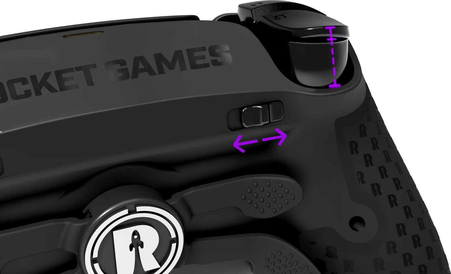 Primo piano di un controller di gioco nero con pulsanti etichettati, frecce e la scritta 'ROCKET GAMES'. L'impugnatura ha un logo 'R'.