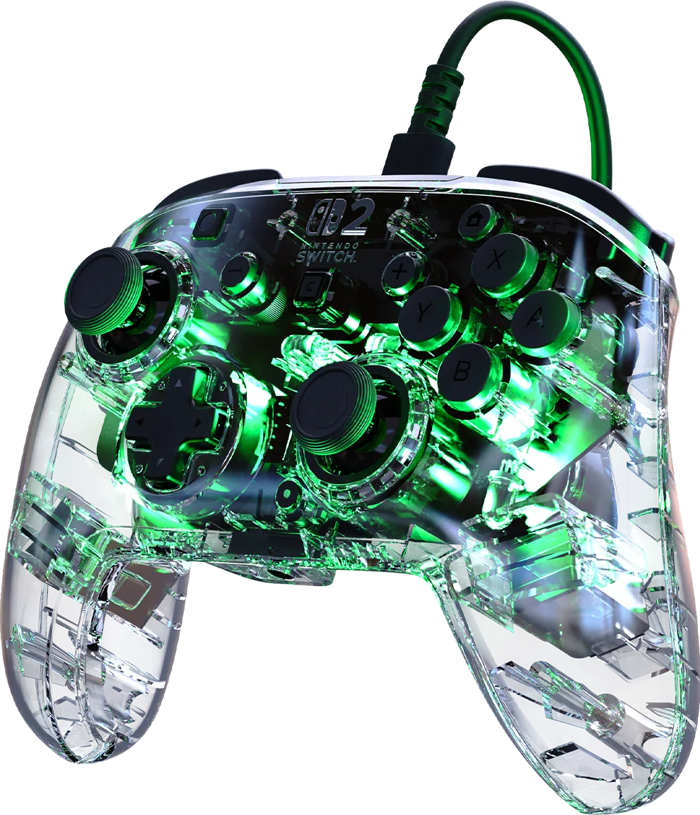 Ein durchsichtiger Nintendo Switch-Controller mit grünen Innenlichtern. Schwarze Knöpfe und Joysticks sind sichtbar. Ein schwarzes Kabel ist angeschlossen.