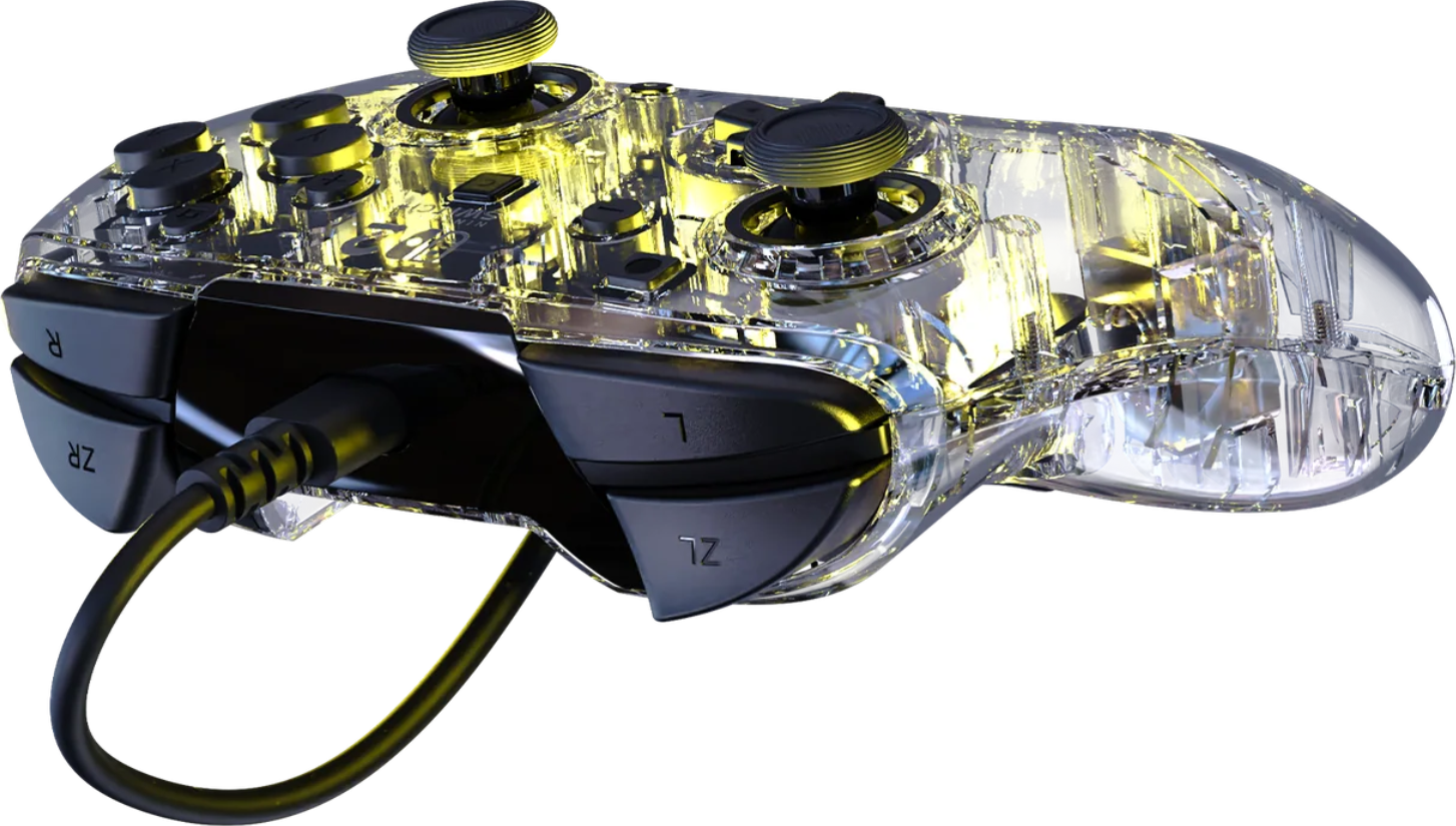 Ein transparenter Gamecontroller mit schwarzen Tasten und einem schwarzen Kabel wird gezeigt. Der Controller hat gelbe Akzente und ein durchsichtiges Kunststoffgehäuse.
