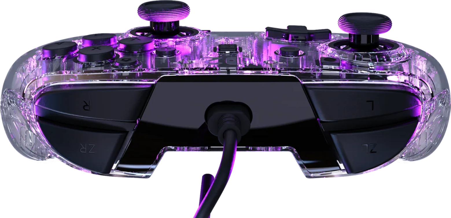 Ein durchsichtiger, lila beleuchteter Gamecontroller. Knöpfe und Joysticks sind sichtbar. Ein schwarzes Kabel ist eingesteckt.