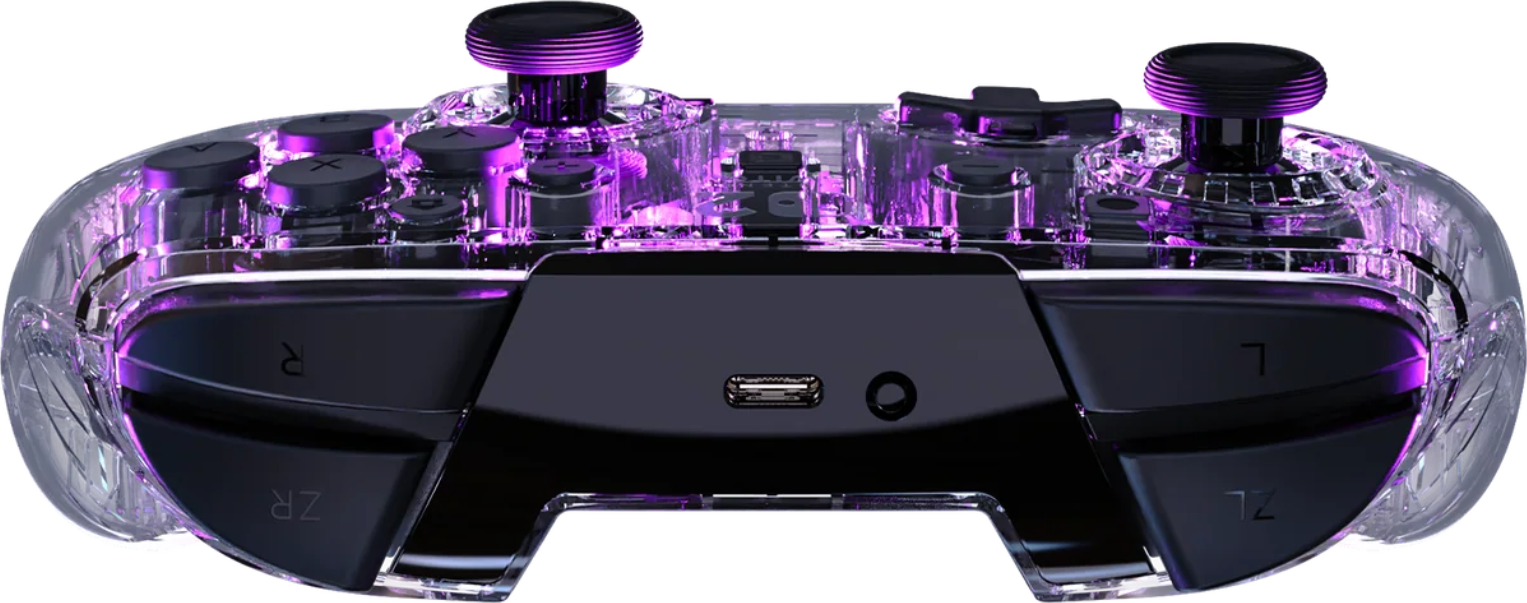 Ein durchsichtiger Gamecontroller mit violetten Akzenten. Knöpfe, Joysticks und ein USB-C-Anschluss sind sichtbar.