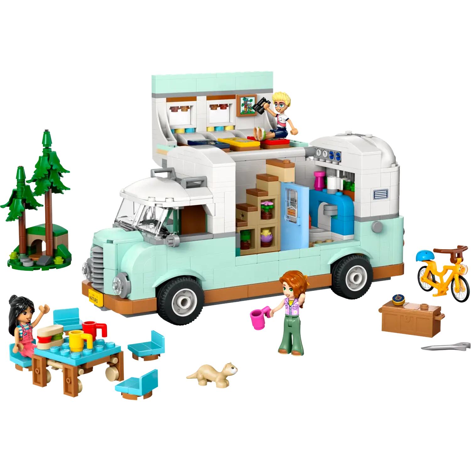 Een Lego kampeerset met een camper, figuren, tafel, stoelen, bomen en een fiets. De bus is lichtblauw en wit.