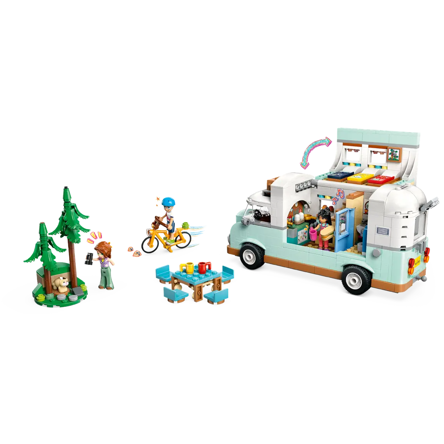 Lego set met camper, figuren, picknicktafel, bomen en fietser. Binnen in de bus, twee figuren.