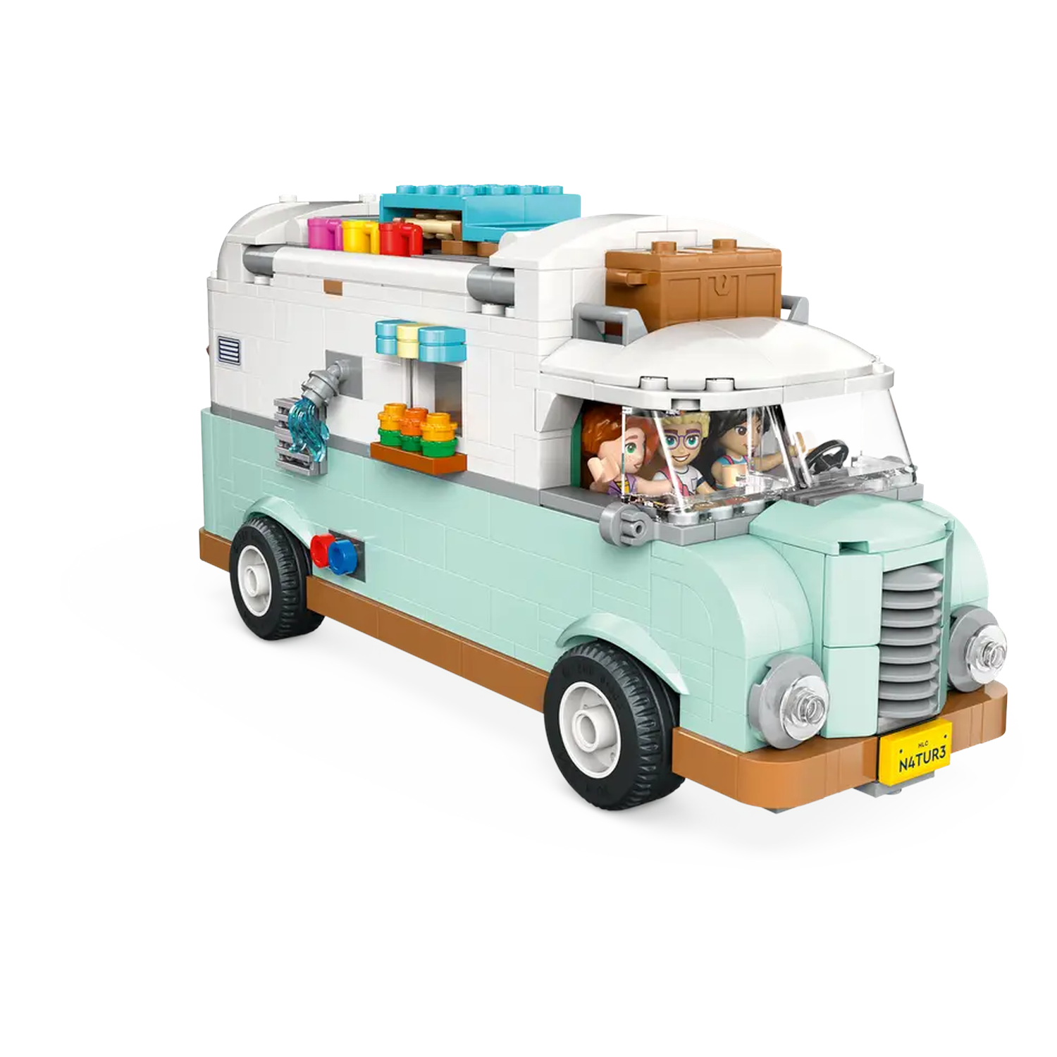 Een camper in Lego-stijl. Hij heeft een lichtblauwe carrosserie, een wit dak en bruine accenten. Er zitten Lego-figuren in.