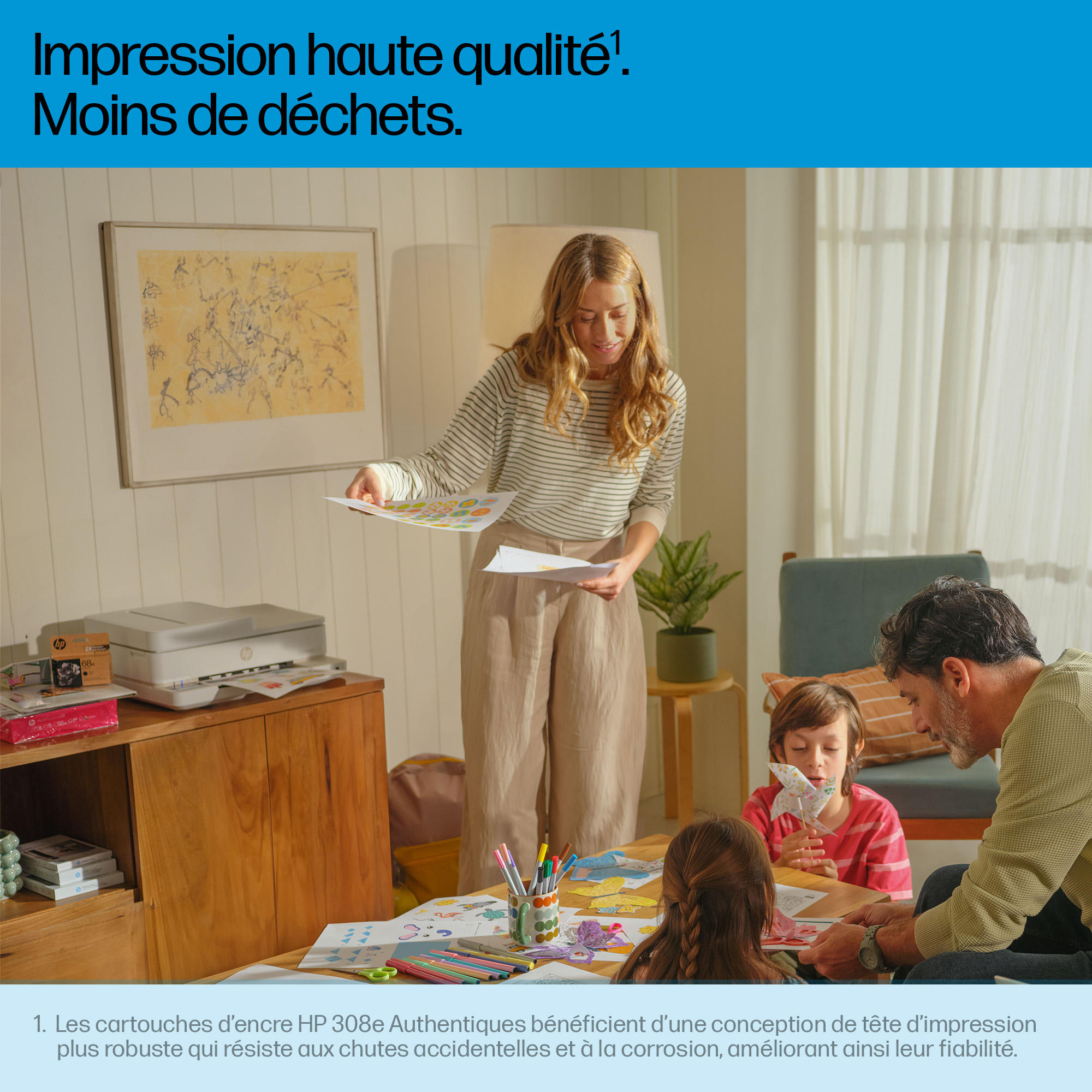 Famille à table, femme avec papiers, enfants dessinant. Imprimante sur meuble, œuvre au mur.