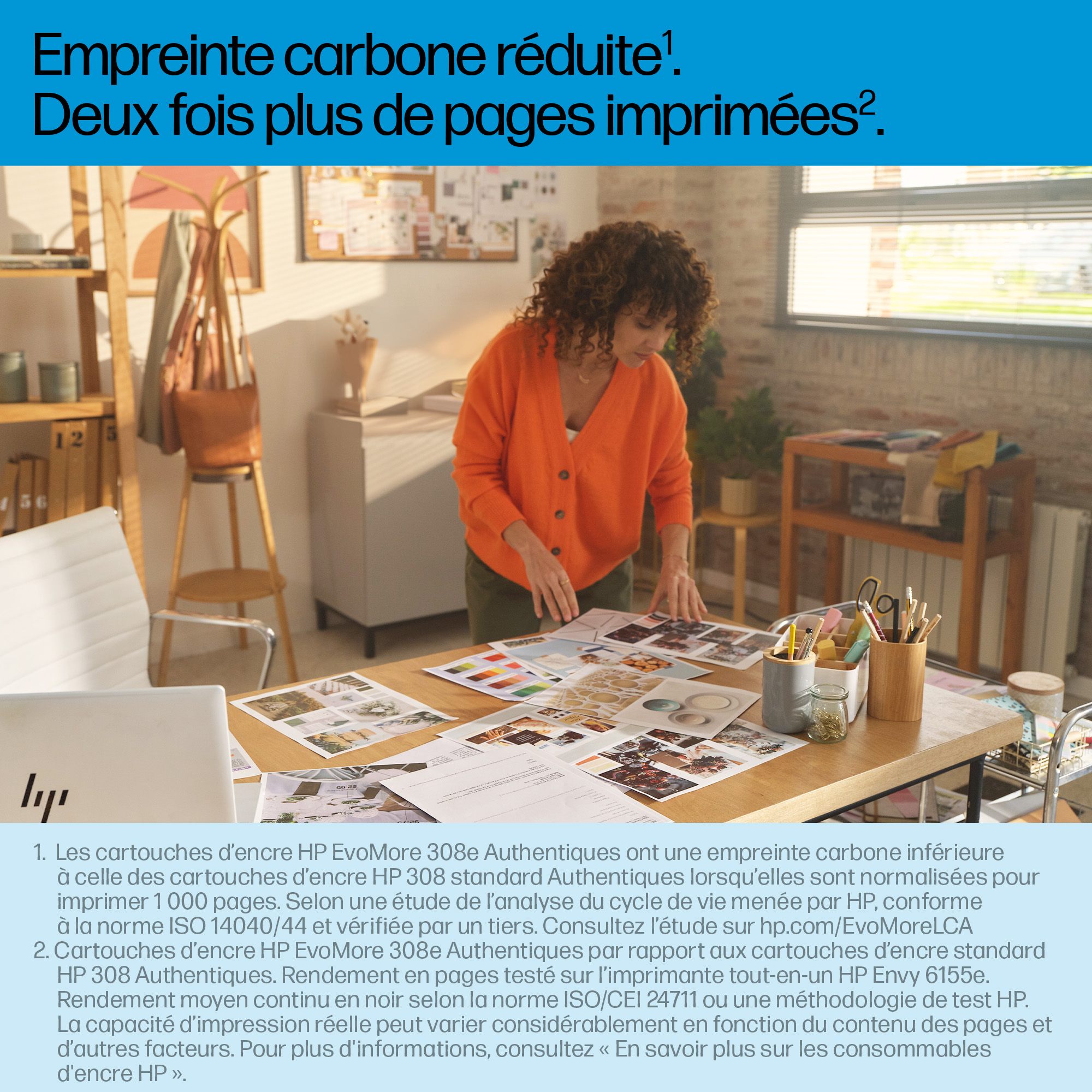 Femme en cardigan orange regarde des photos sur une table. Bureau avec fournitures et éléments de design.
