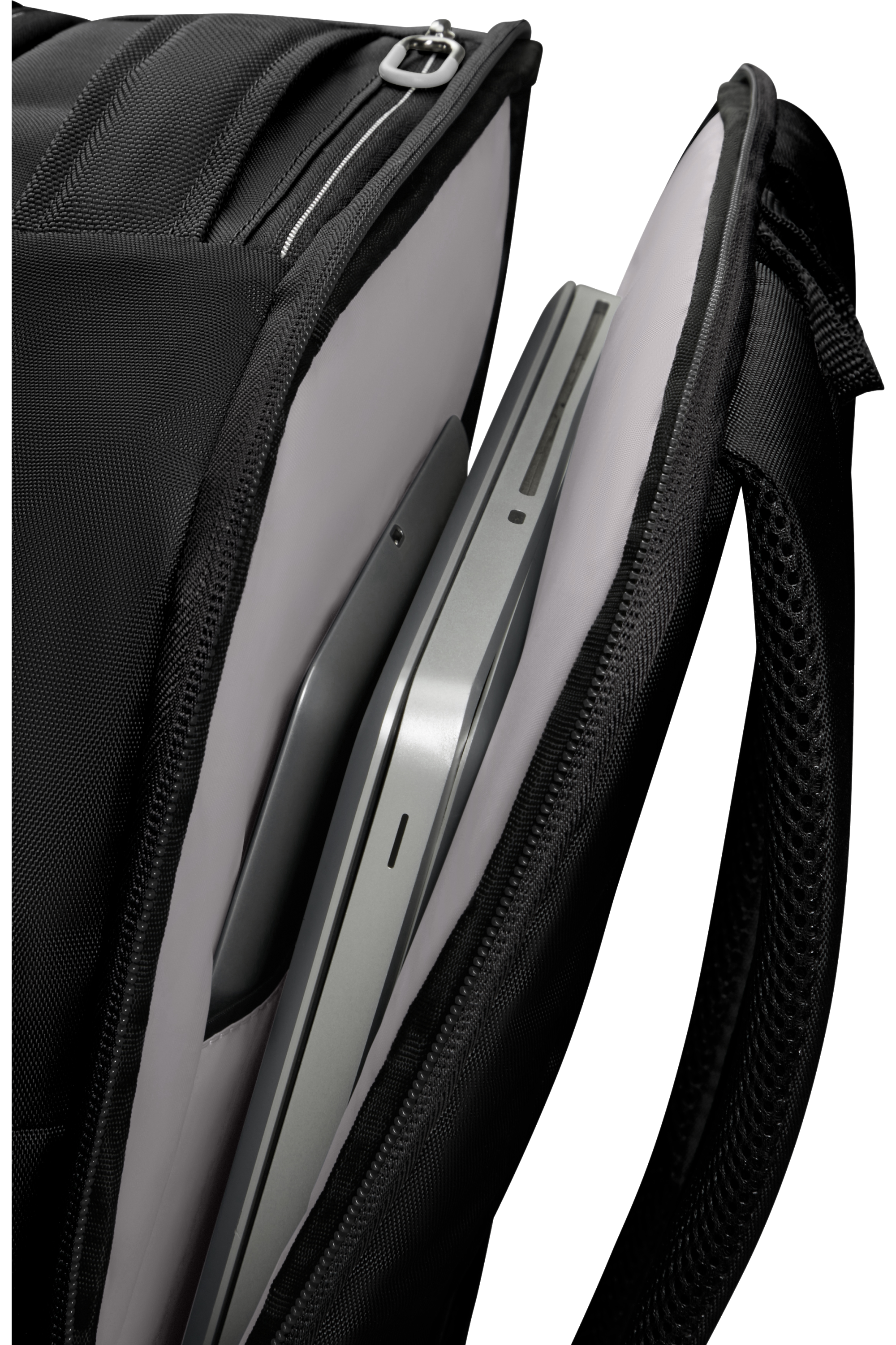 Offener schwarzer Rucksack mit Laptop. Grauer Innenraum, schwarzes Äußeres. Reißverschlüsse und Riemen sichtbar.
