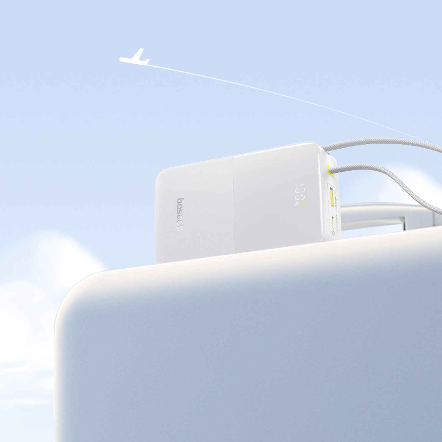 Un power bank blanco con una pantalla digital que muestra el 100%. Un gráfico de avión y un cable de carga en el fondo.