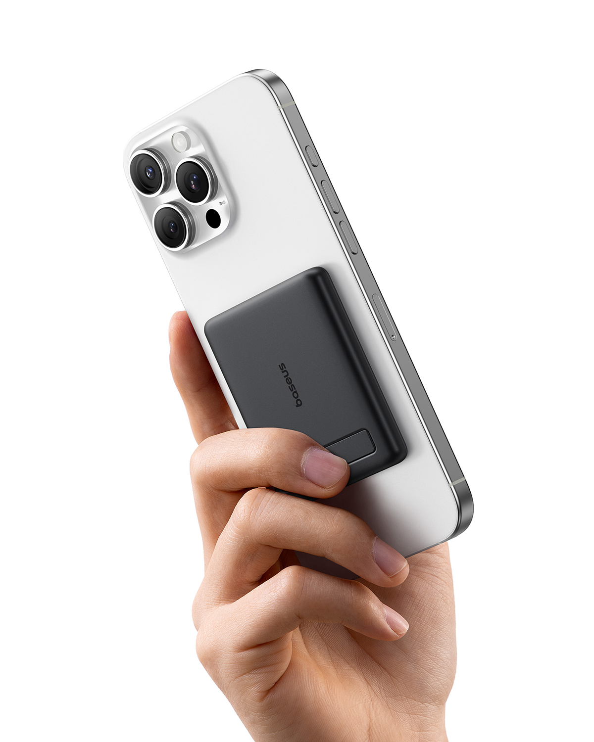 Una mano sostiene un iPhone blanco con un banco de energía Baseus negro adjunto. El teléfono tiene cuatro cámaras. El fondo es blanco.