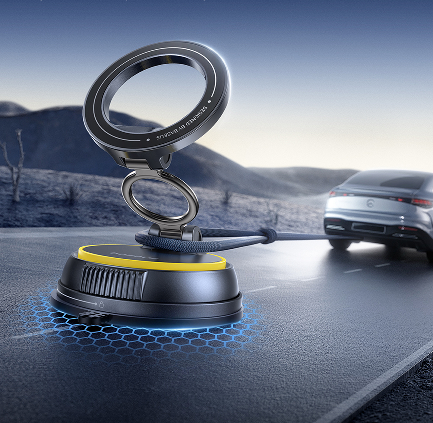 Un soporte para teléfono de coche negro y amarillo en una carretera. Un coche está en el fondo. El soporte está conectado a un cable.
