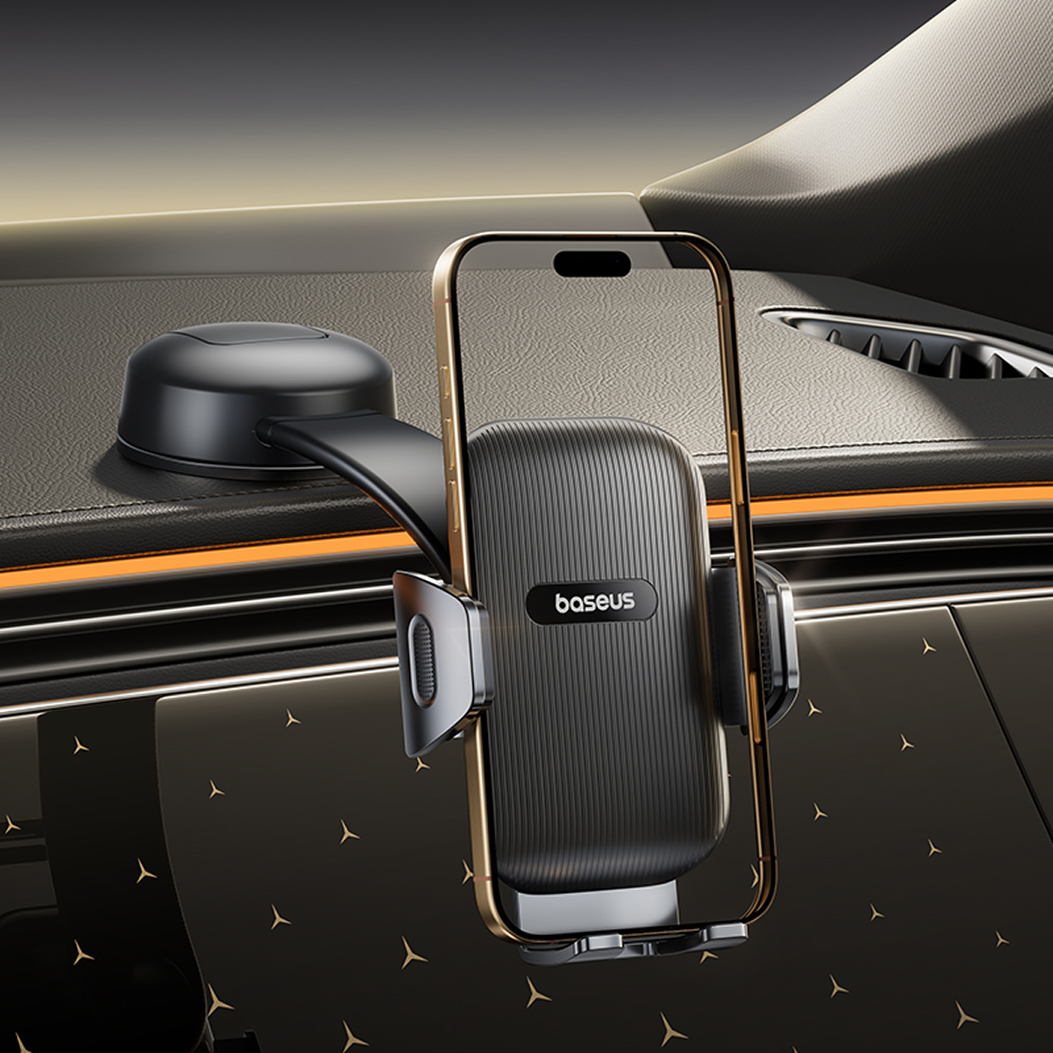 Un soporte para teléfono de coche con un teléfono dentro. Dominan los colores negro y dorado. El logotipo de Baseus es visible.