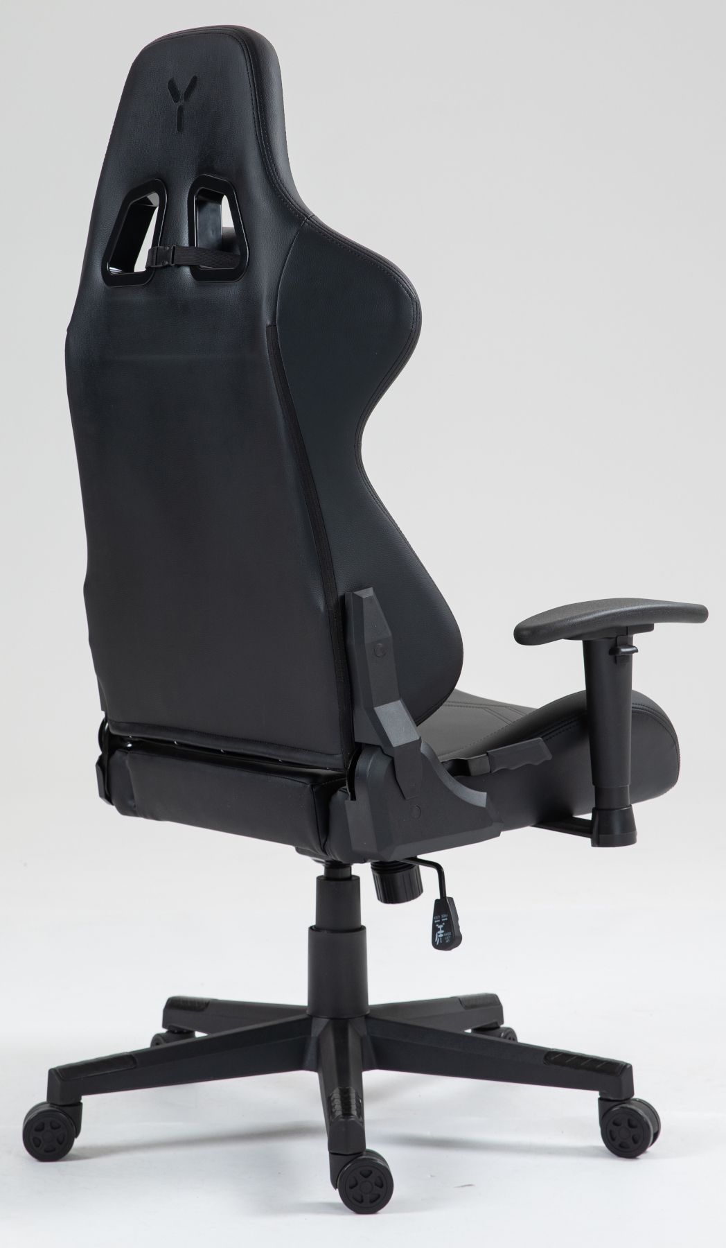 Chaise de jeu noire sur fond blanc. Elle a un dossier haut, des accoudoirs et une base à cinq étoiles avec des roues.