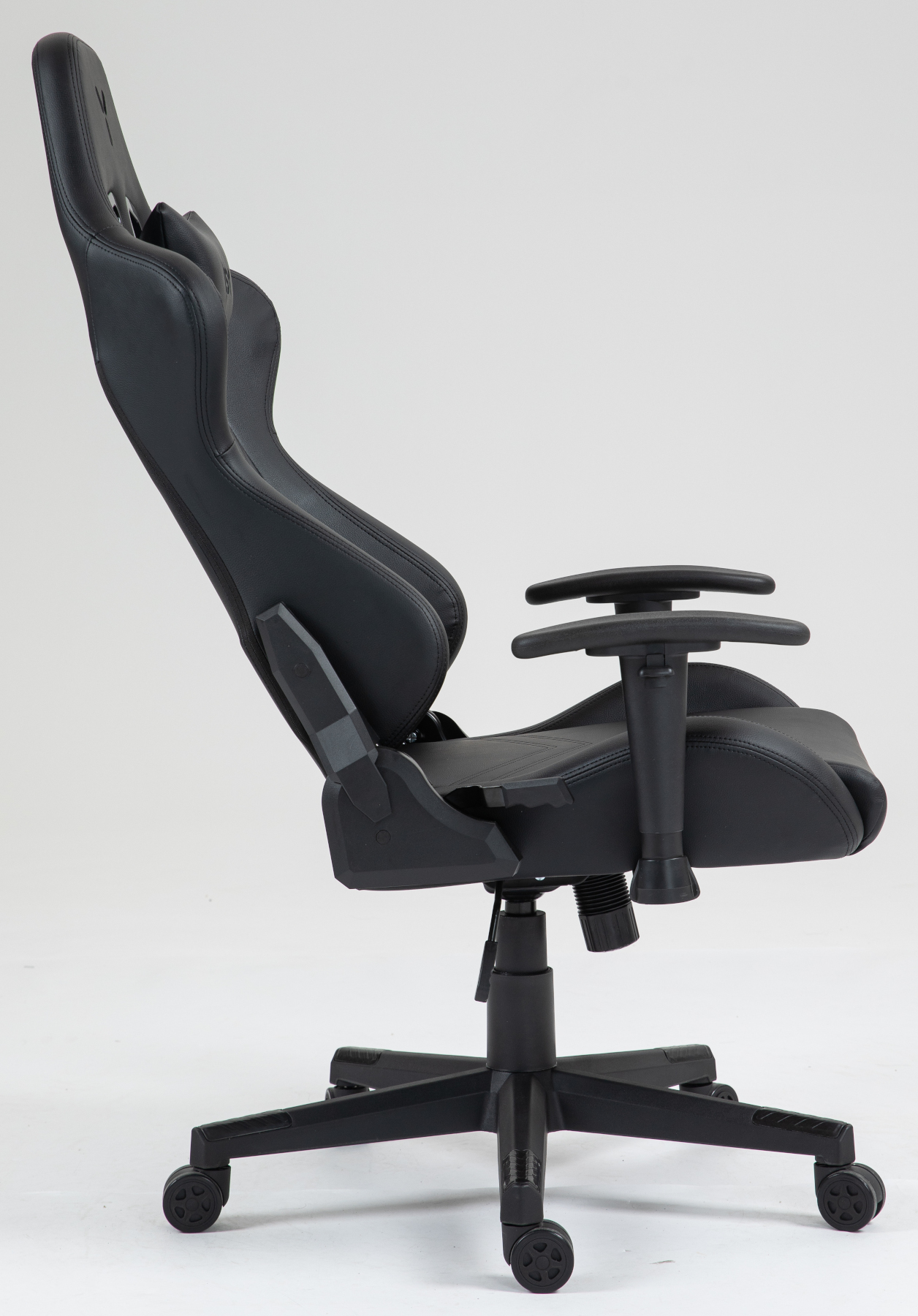 Chaise de jeu noire sur fond blanc. Elle a un dossier haut, des accoudoirs et une base à cinq étoiles avec des roues.