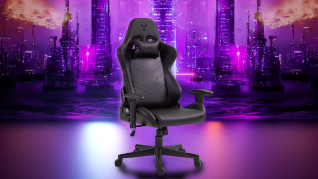Chaise de jeu noire avec un arrière-plan de paysage urbain futuriste. La chaise est centrée, avec un dossier haut et des accoudoirs.