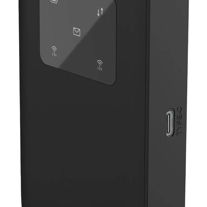 Primer plano de un dispositivo negro con una pantalla que muestra símbolos de Wi-Fi y un puerto Tipo-C. El dispositivo está sobre un fondo claro.