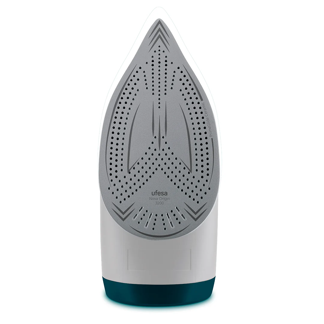 Una plancha con suela gris, cuerpo blanco y base verde azulado. Tiene muchos agujeros. La marca es Ufesa, Nova Origin 3200.