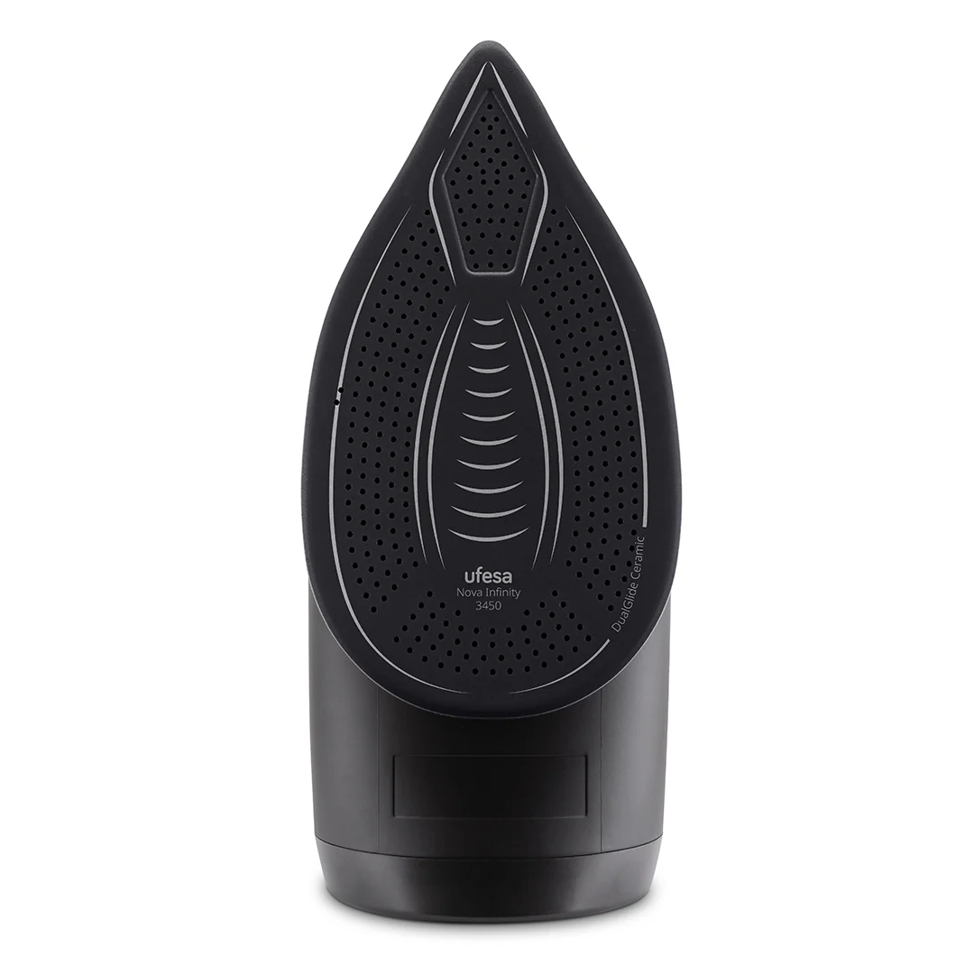 Una plancha negra, Ufesa Nova Infinity 3450. La suela tiene agujeros y líneas curvas. La base también es negra.