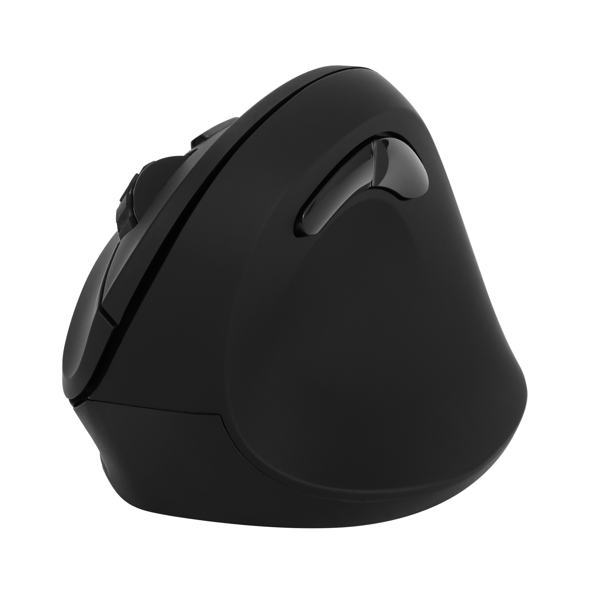 Un ratón ergonómico negro, inclinado a la derecha, con botones y una rueda de desplazamiento, sobre fondo blanco.