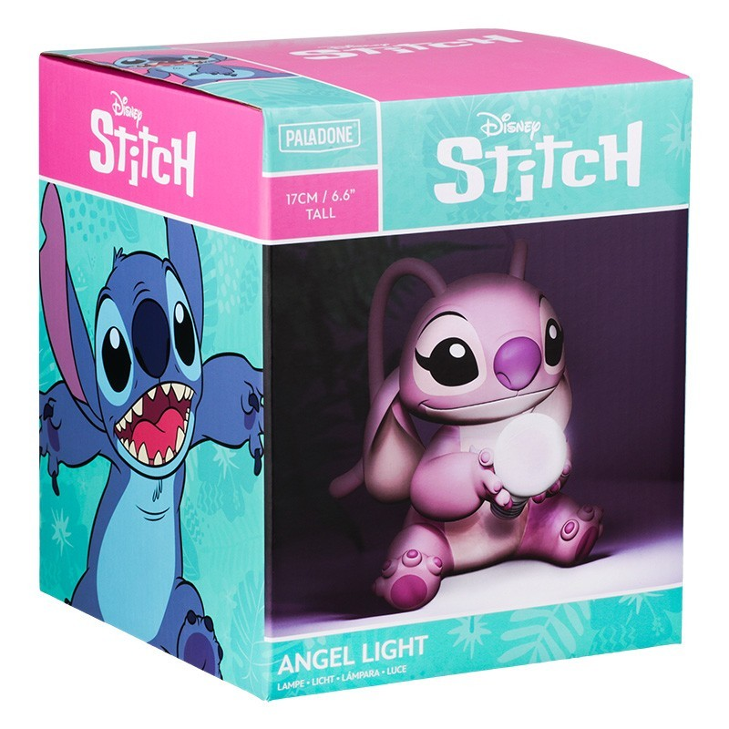 Caja con arte del personaje Stitch. Dentro hay una luz de Ángel que sostiene un orbe brillante. La caja es rosa, azul y blanca.