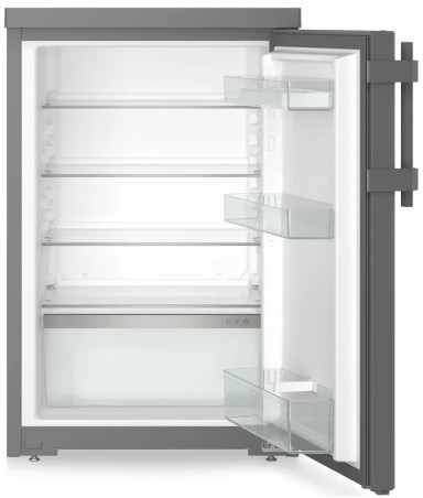 Ein offener grauer Kühlschrank mit Regalen und transparenten Kunststoff-Türfächern. Die Tür ist einen Spalt breit geöffnet.