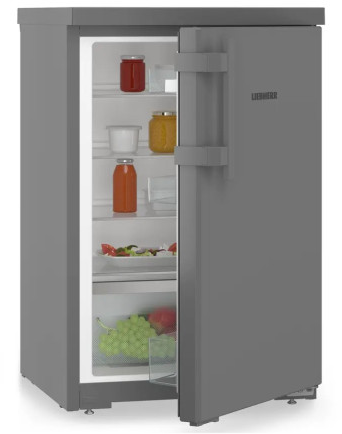 Ein grauer Kühlschrank mit offener Tür. Im Inneren befinden sich Gläser, Behälter und Produkte wie Trauben und Salat. Marke Liebherr.