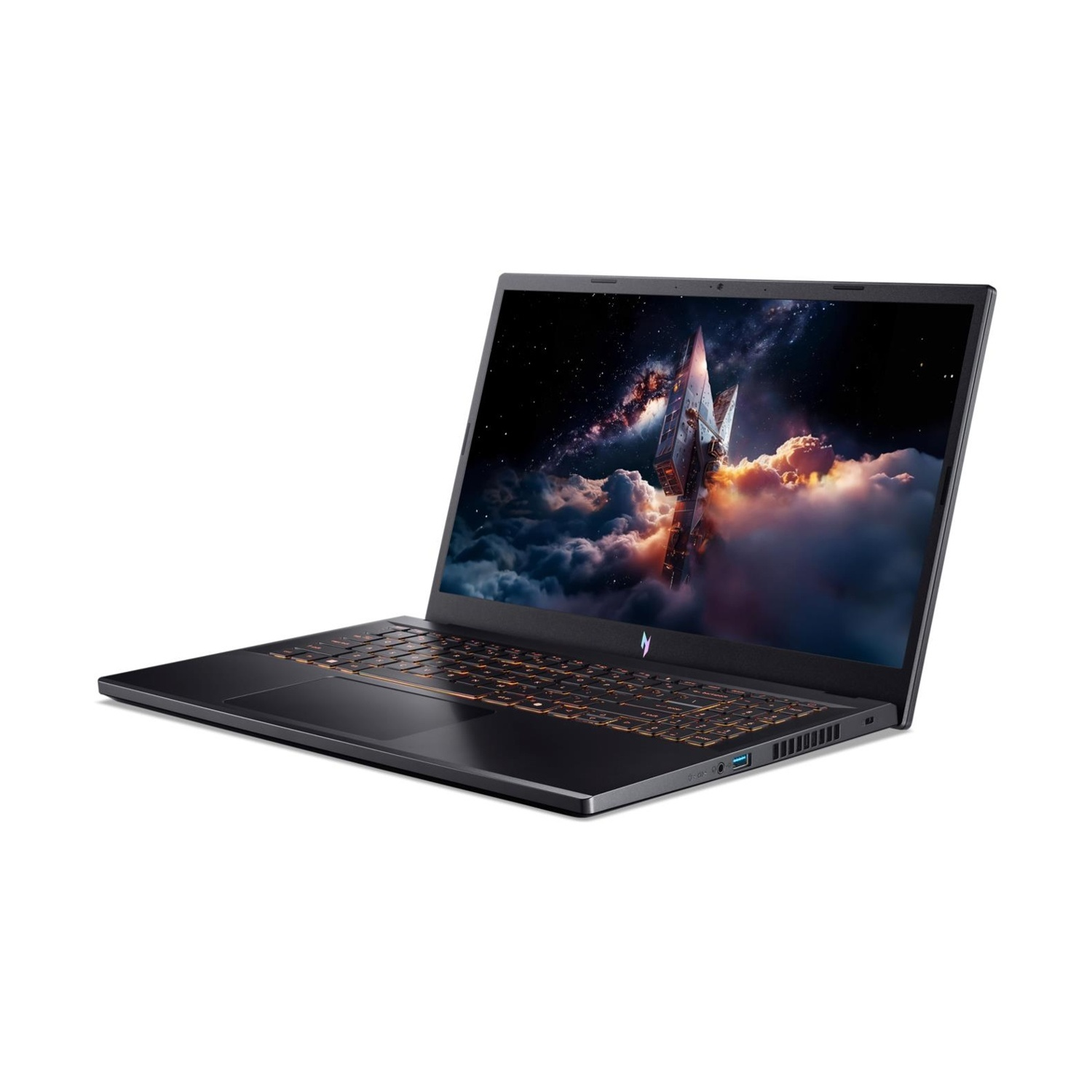 Un laptop nero mostra una scena spaziale con un razzo. La tastiera si illumina di arancione. Il laptop è su sfondo bianco.