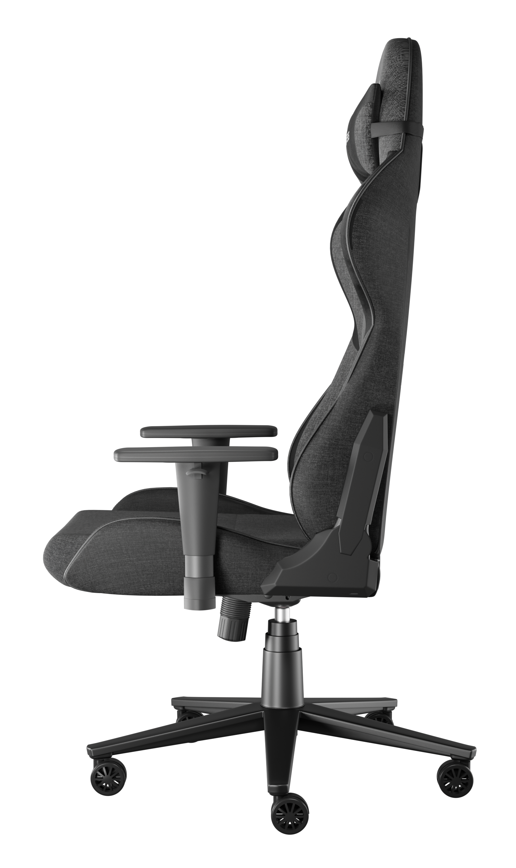 Widok z boku szarego fotela gamingowego na czarnym tle. Fotel ma regulowane podłokietniki i wysokie oparcie.