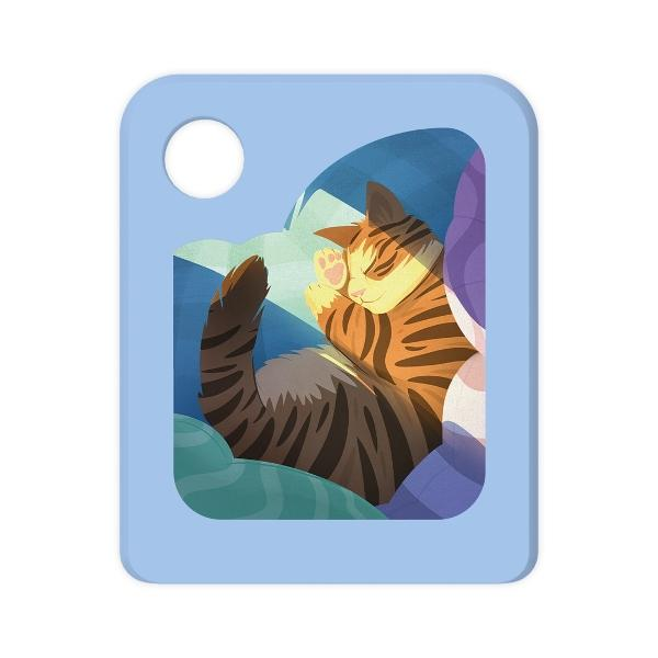 Eine Cartoon-Katze schläft auf Kissen. Die Katze hat orange und braune Streifen. Der Hintergrund ist blau. Die Katze hat ihre Pfote in der Nähe ihres Gesichts.