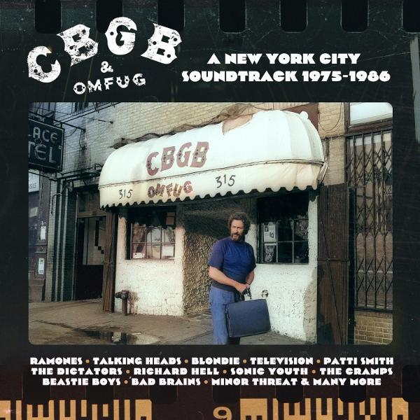 Albumcover für den CBGB-Soundtrack. Mann vor dem Club. Schild mit der Aufschrift CBGB. Anderer Text: Ramones, Talking Heads, Blondie usw.